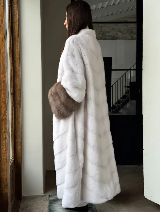 Белая норковая шуба с манжетами из меха куницы - фото 5