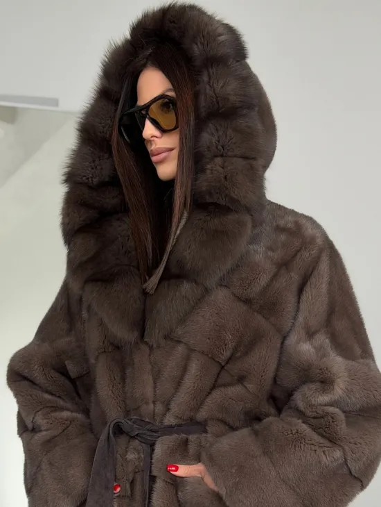 Шуба норковая с капюшоном из куницы - фото 5
