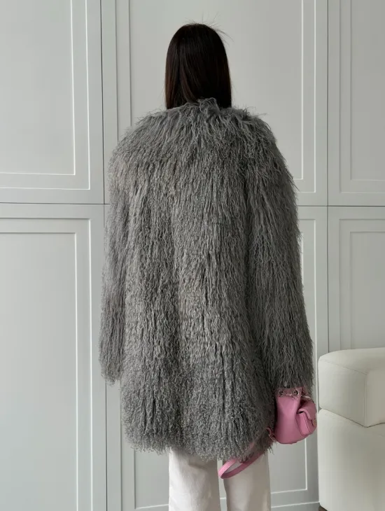 Удлиненная серая шуба из ламы - фото 12