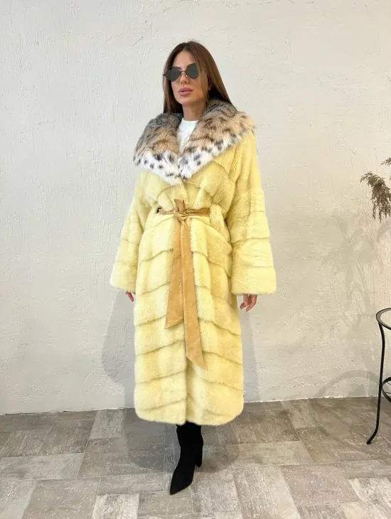 Шуба норковая с капюшоном из меха рыси в лимонном цвете - фото 7
