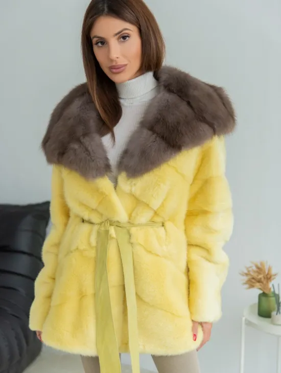 Норковое пончо - шуба с капюшоном из меха куницы - желтого цвета - фото 1