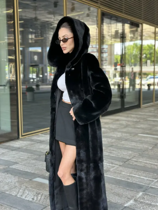 Удлиненная шуба из норки BLACKGLAMA с капюшоном - фото 8