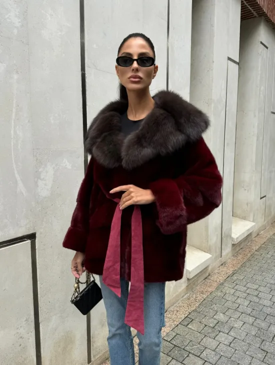 Шуба из меха норки с капюшоном из куницы бордового цвета - фото 8