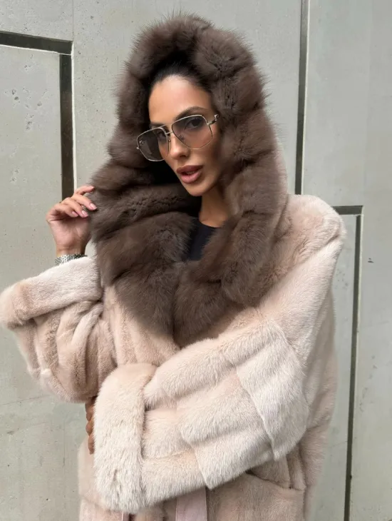 Норковая шуба с капюшоном из меха куницы пудрового цвета (нежно-розовый) - фото 8